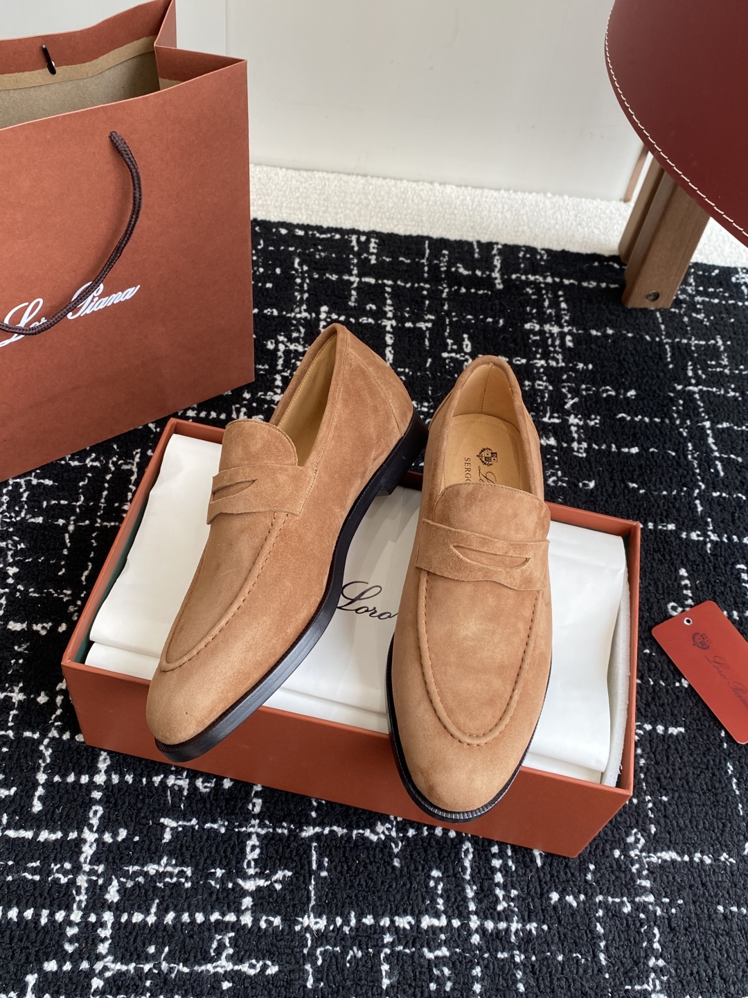代购级
Loropiana 25ss 新款 经典高丝光羊京乐福皮鞋

LP一直是以好穿舒适为主的设计风格