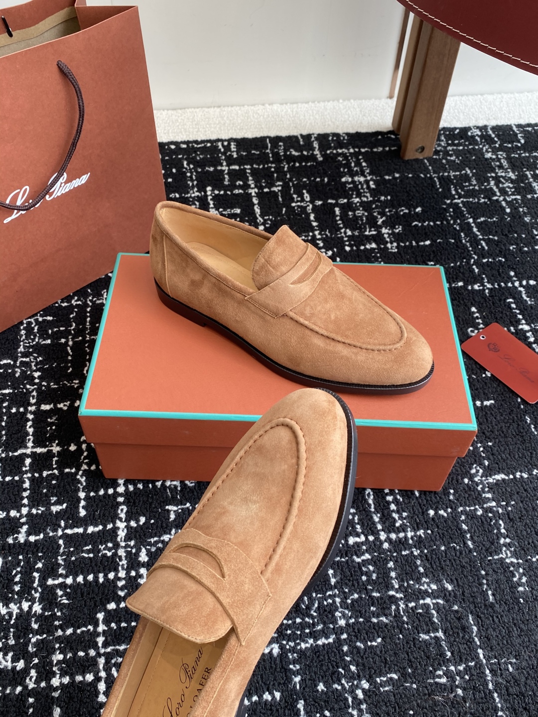 代购级
Loropiana 25ss 新款 经典高丝光羊京乐福皮鞋

LP一直是以好穿舒适为主的设计风格
