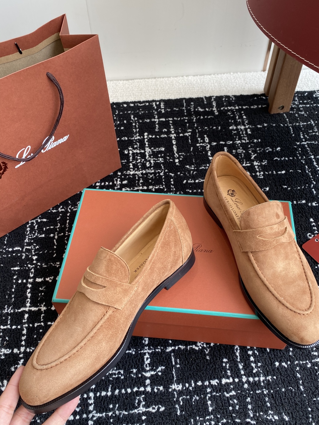 代购级
Loropiana 25ss 新款 经典高丝光羊京乐福皮鞋

LP一直是以好穿舒适为主的设计风格
