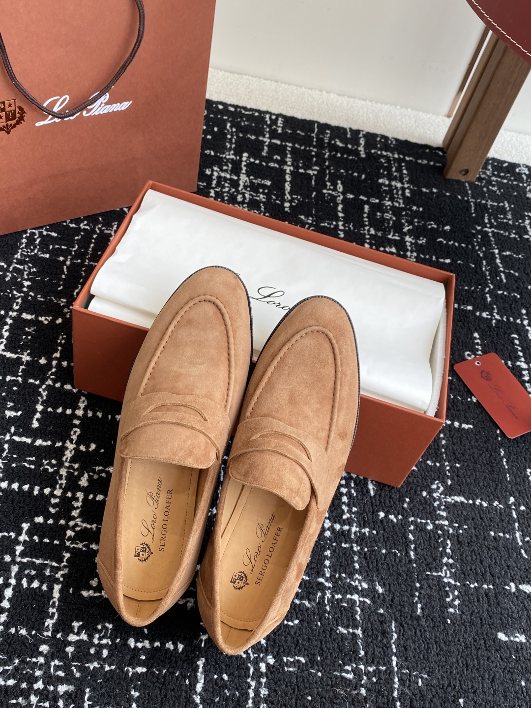 代购级
Loropiana 25ss 新款 经典高丝光羊京乐福皮鞋

LP一直是以好穿舒适为主的设计风格