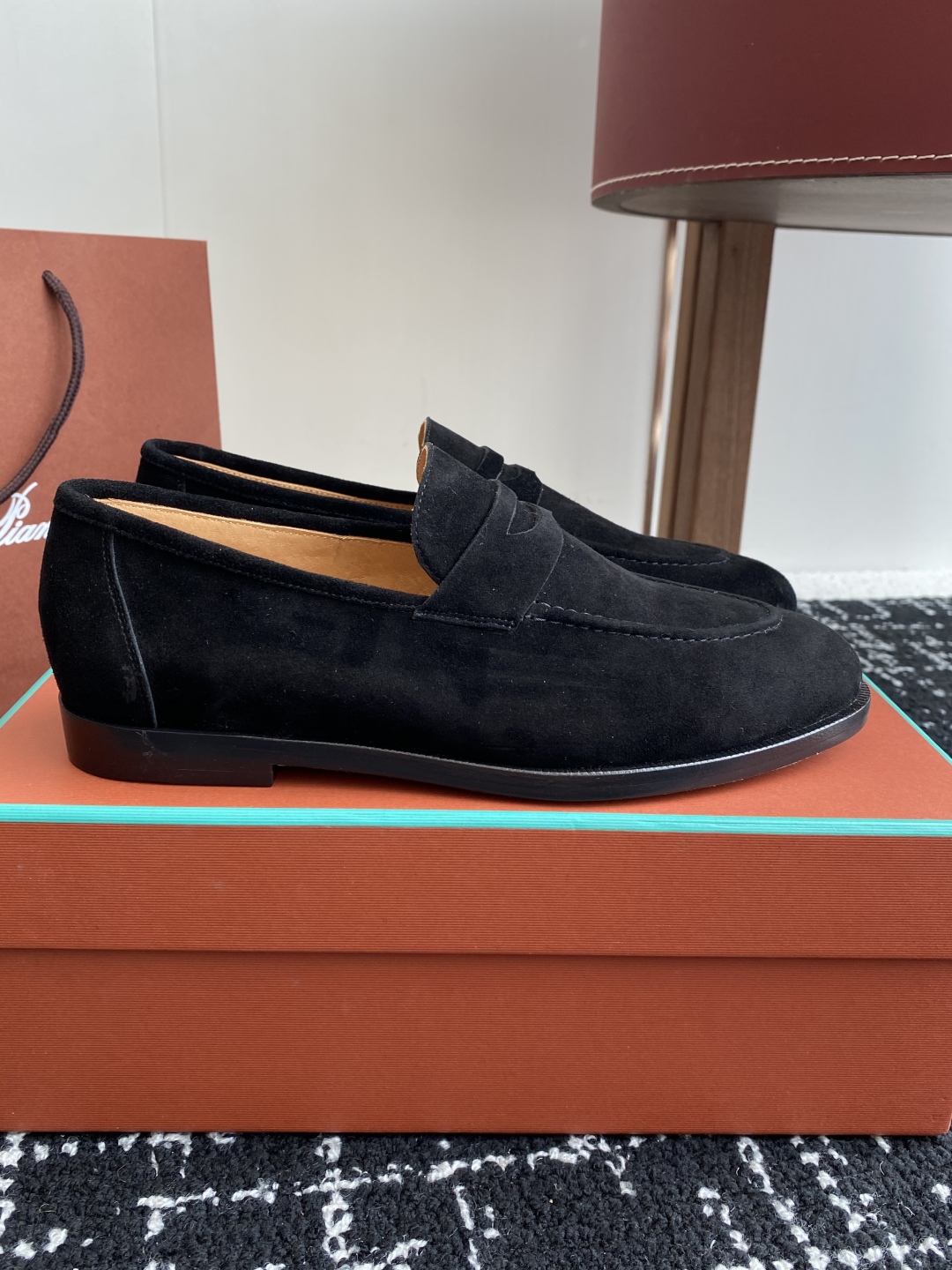 代购级
Loropiana 25ss 新款 经典高丝光羊京乐福皮鞋

LP一直是以好穿舒适为主的设计风格