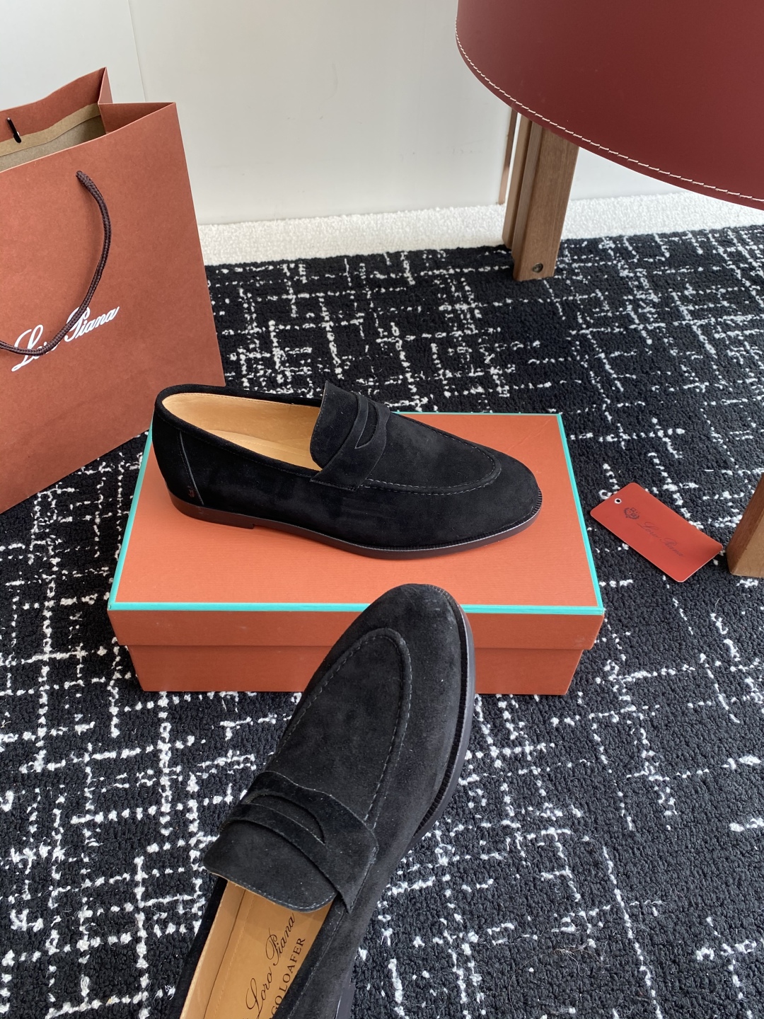 代购级
Loropiana 25ss 新款 经典高丝光羊京乐福皮鞋

LP一直是以好穿舒适为主的设计风格