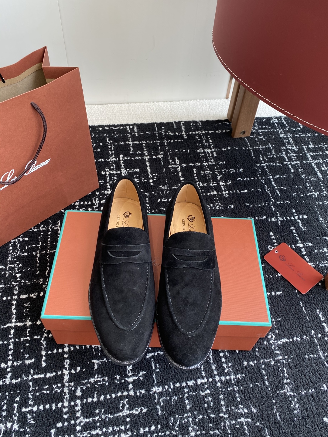 代购级
Loropiana 25ss 新款 经典高丝光羊京乐福皮鞋

LP一直是以好穿舒适为主的设计风格