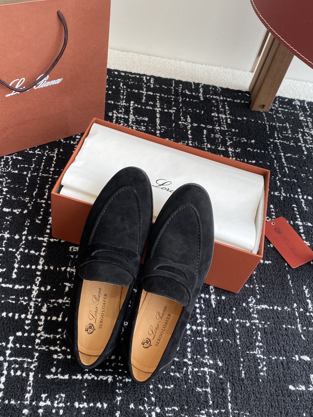 代购级
Loropiana 25ss 新款 经典高丝光羊京乐福皮鞋

LP一直是以好穿舒适为主的设计风格
