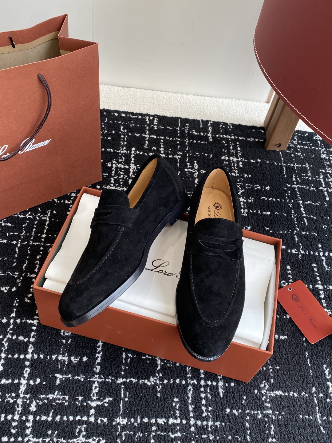 代购级
Loropiana 25ss 新款 经典高丝光羊京乐福皮鞋

LP一直是以好穿舒适为主的设计风格