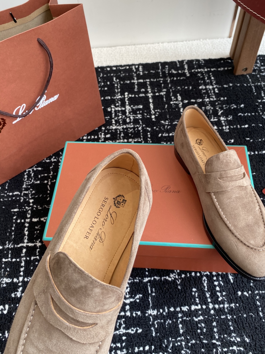代购级
Loropiana 25ss 新款 经典高丝光羊京乐福皮鞋

LP一直是以好穿舒适为主的设计风格