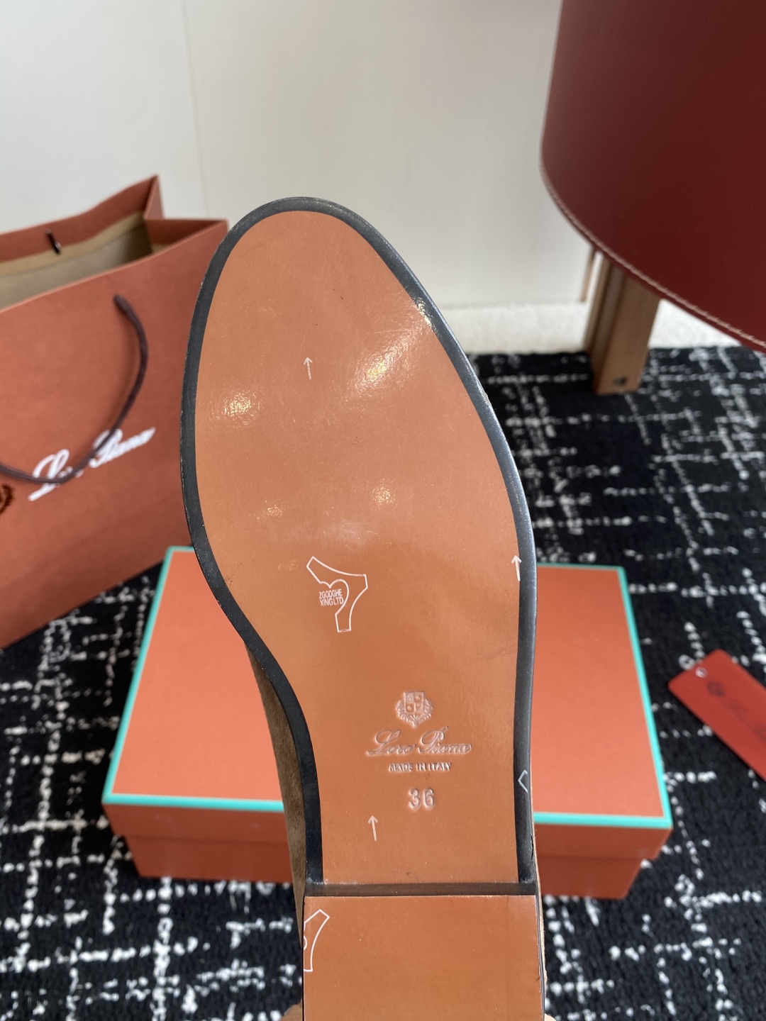 代购级
Loropiana 25ss 新款 经典高丝光羊京乐福皮鞋

LP一直是以好穿舒适为主的设计风格