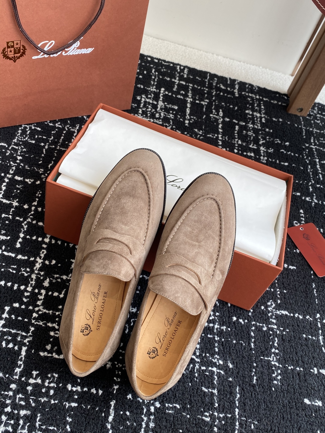代购级
Loropiana 25ss 新款 经典高丝光羊京乐福皮鞋

LP一直是以好穿舒适为主的设计风格