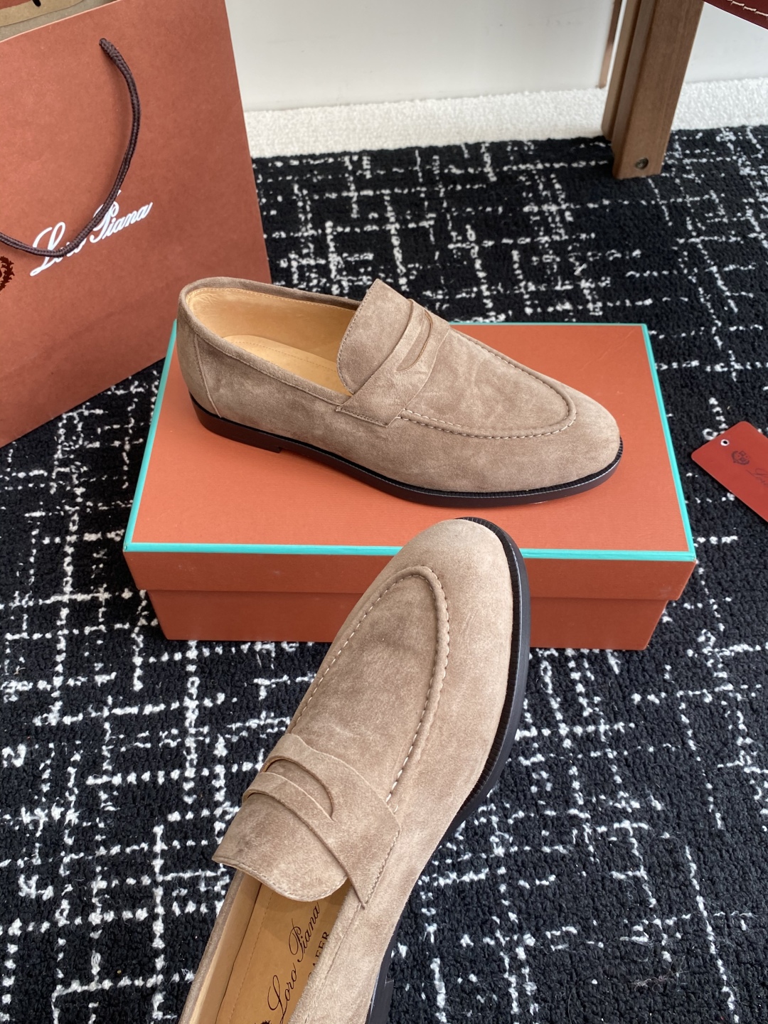 代购级
Loropiana 25ss 新款 经典高丝光羊京乐福皮鞋

LP一直是以好穿舒适为主的设计风格