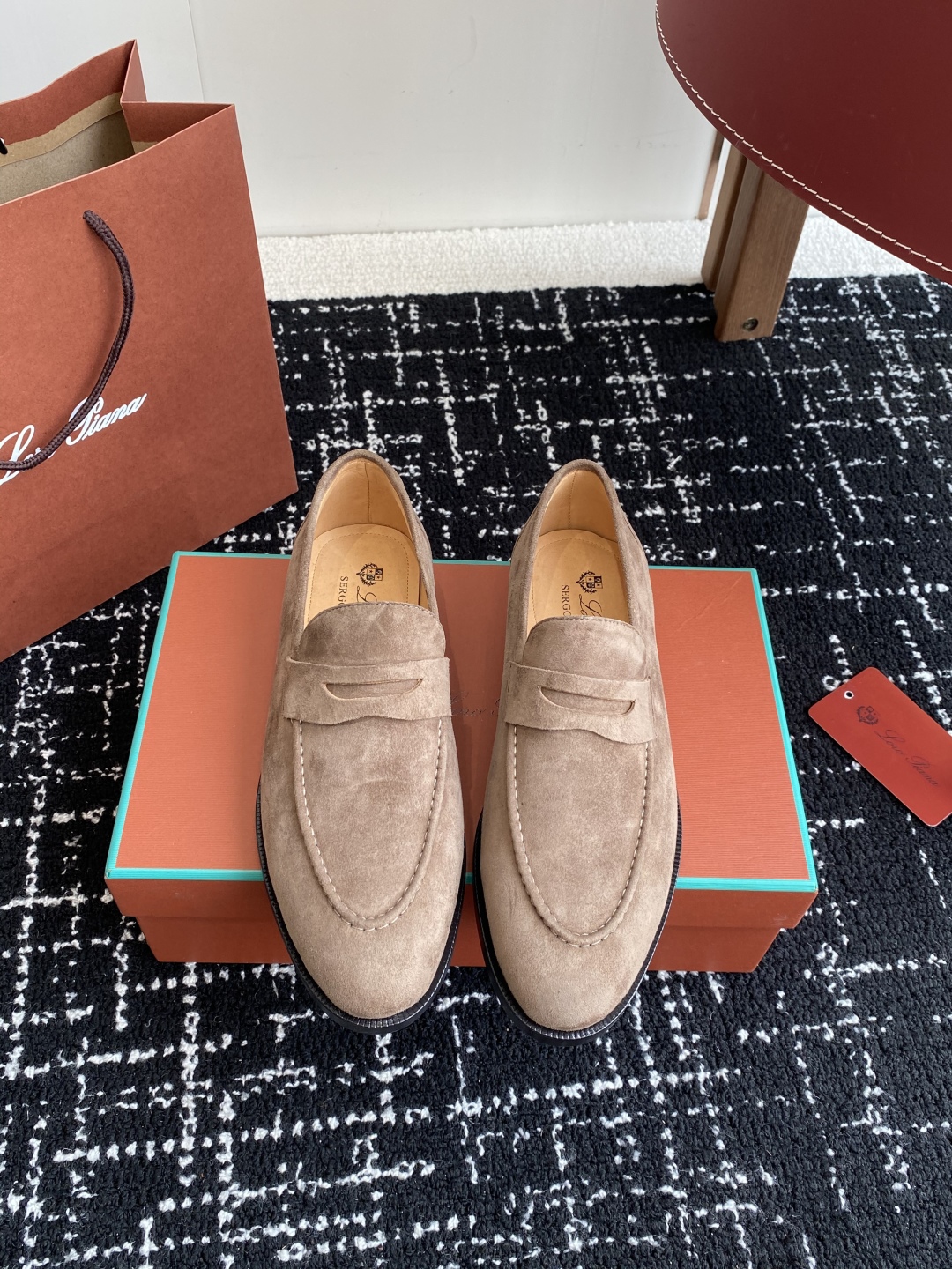 代购级
Loropiana 25ss 新款 经典高丝光羊京乐福皮鞋

LP一直是以好穿舒适为主的设计风格