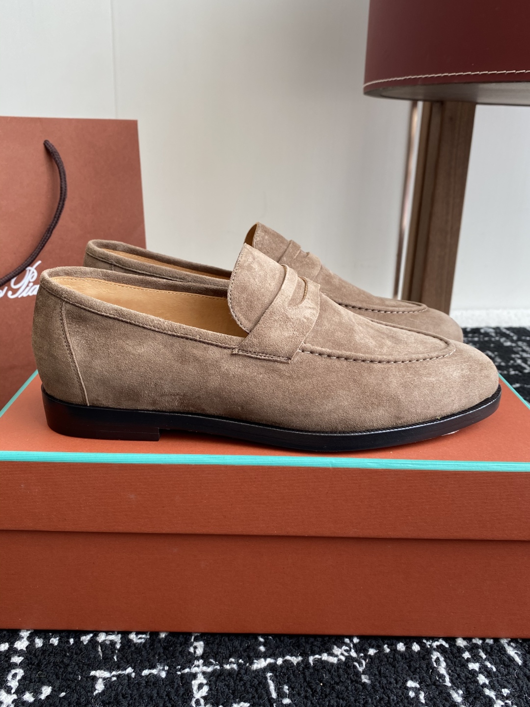 代购级
Loropiana 25ss 新款 经典高丝光羊京乐福皮鞋

LP一直是以好穿舒适为主的设计风格