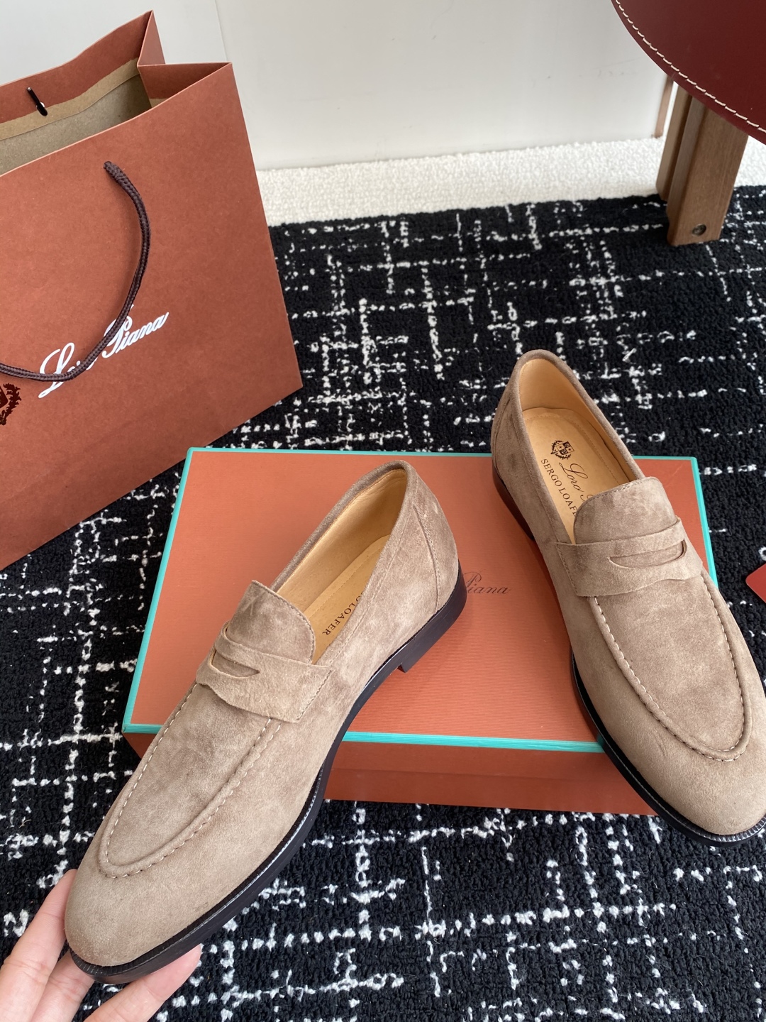 代购级
Loropiana 25ss 新款 经典高丝光羊京乐福皮鞋

LP一直是以好穿舒适为主的设计风格