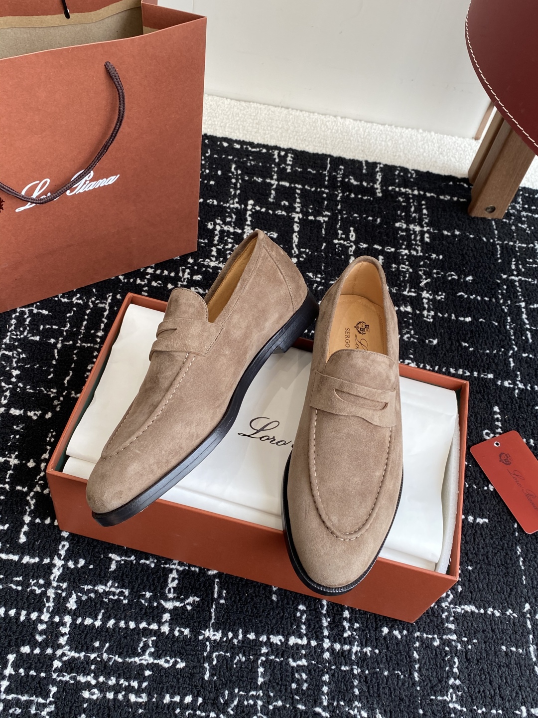 代购级
Loropiana 25ss 新款 经典高丝光羊京乐福皮鞋

LP一直是以好穿舒适为主的设计风格