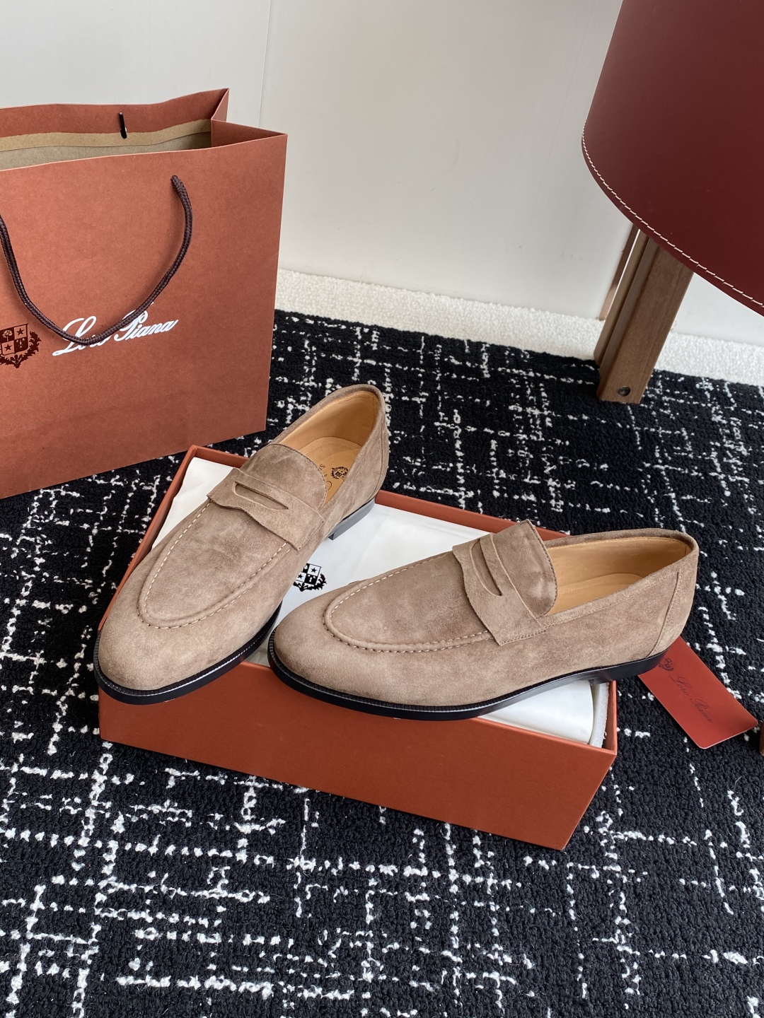 代购级
Loropiana 25ss 新款 经典高丝光羊京乐福皮鞋

LP一直是以好穿舒适为主的设计风格