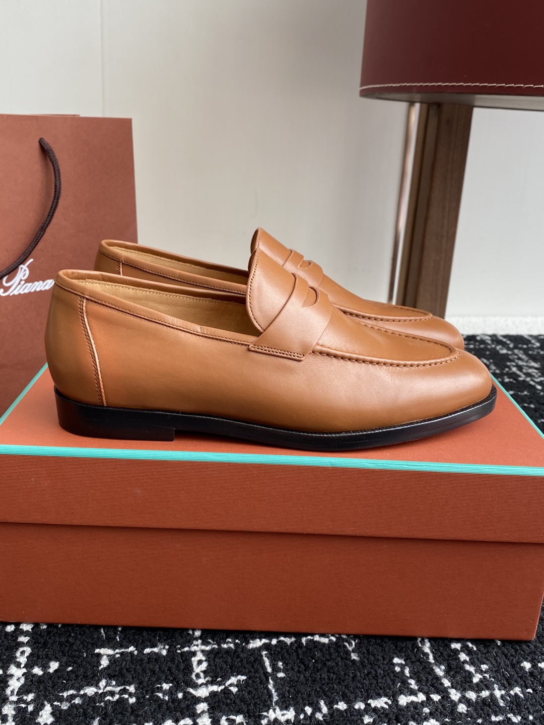 代购级
Loropiana 25ss 新款 经典高丝光羊京乐福皮鞋

LP一直是以好穿舒适为主的设计风格