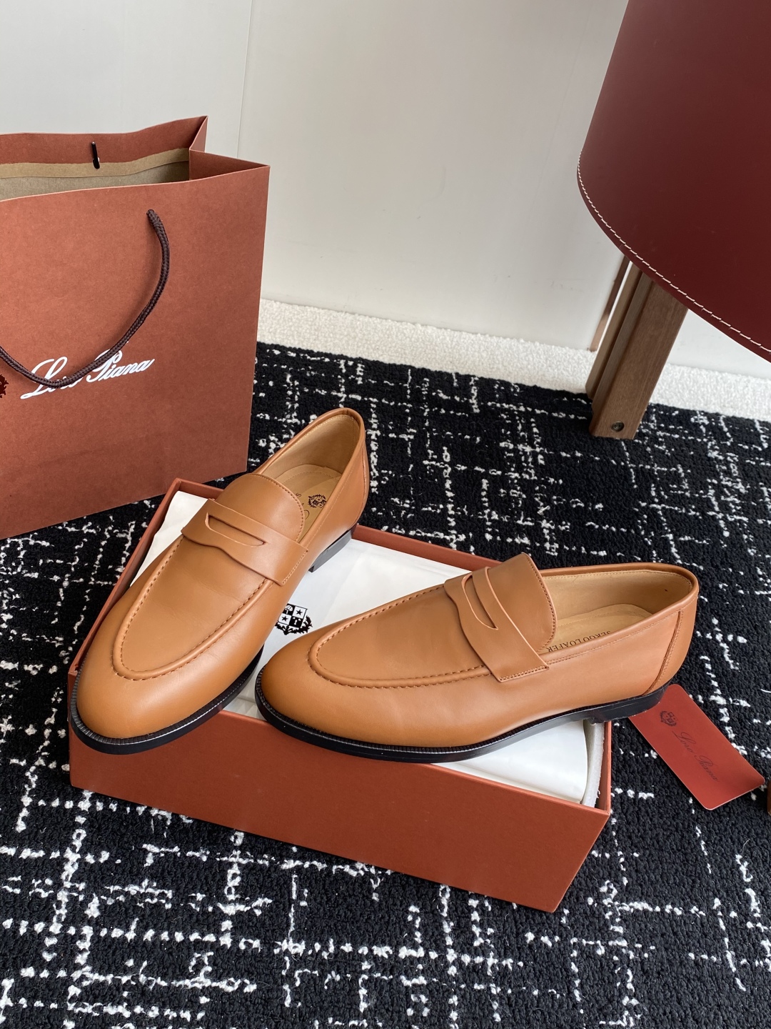 代购级
Loropiana 25ss 新款 经典高丝光羊京乐福皮鞋

LP一直是以好穿舒适为主的设计风格
