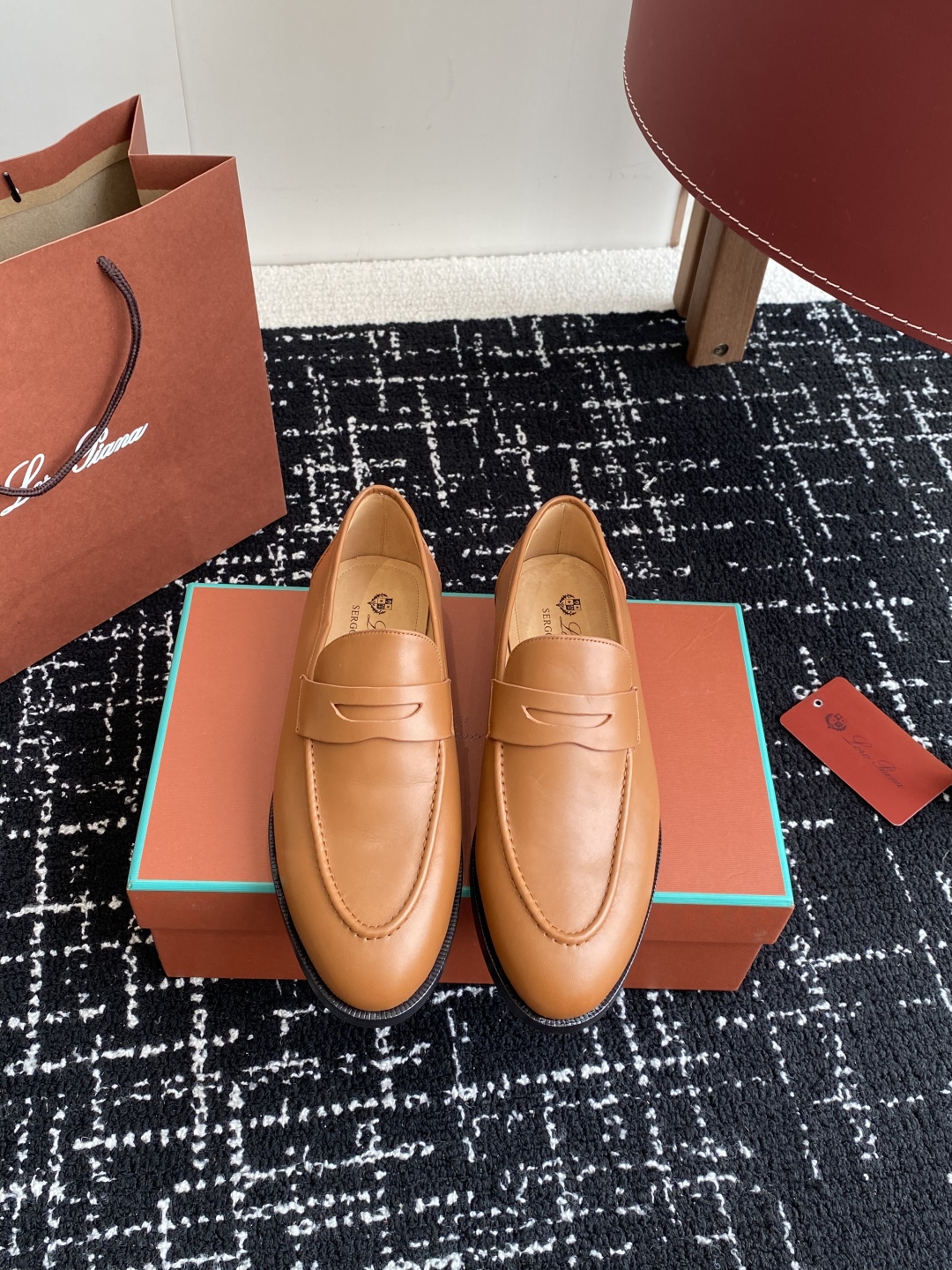代购级
Loropiana 25ss 新款 经典高丝光羊京乐福皮鞋

LP一直是以好穿舒适为主的设计风格