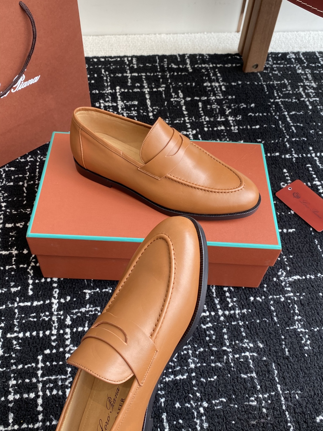 代购级
Loropiana 25ss 新款 经典高丝光羊京乐福皮鞋

LP一直是以好穿舒适为主的设计风格