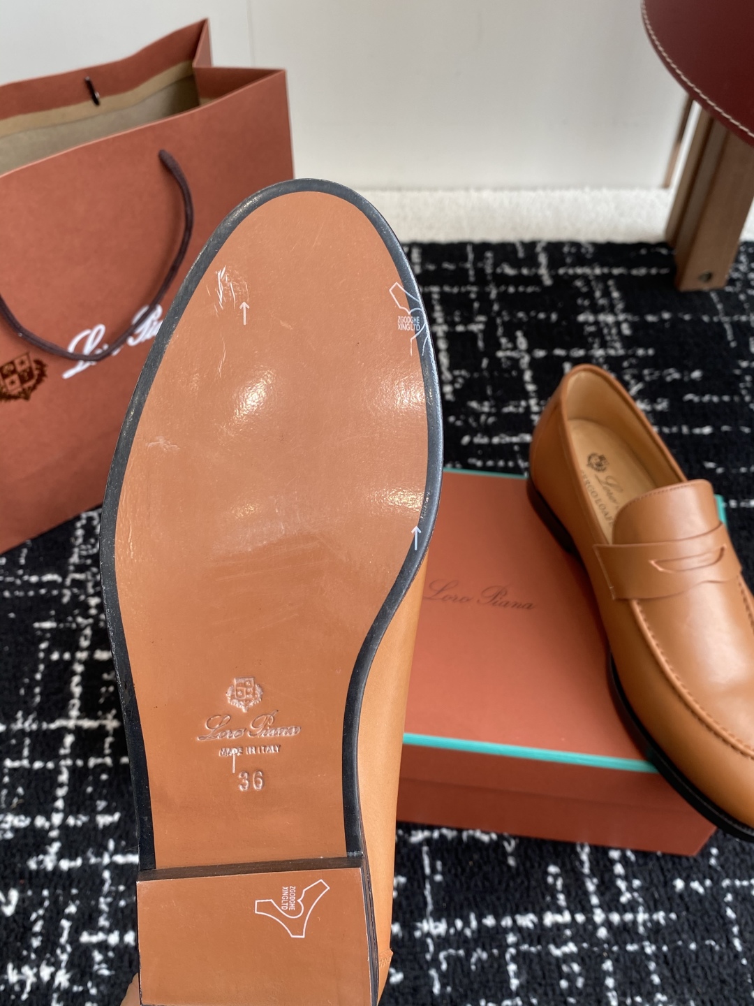 代购级
Loropiana 25ss 新款 经典高丝光羊京乐福皮鞋

LP一直是以好穿舒适为主的设计风格