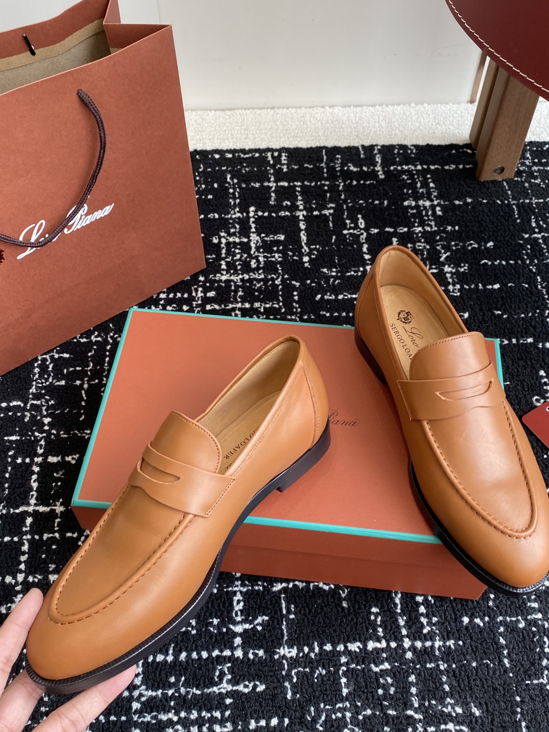 代购级
Loropiana 25ss 新款 经典高丝光羊京乐福皮鞋

LP一直是以好穿舒适为主的设计风格