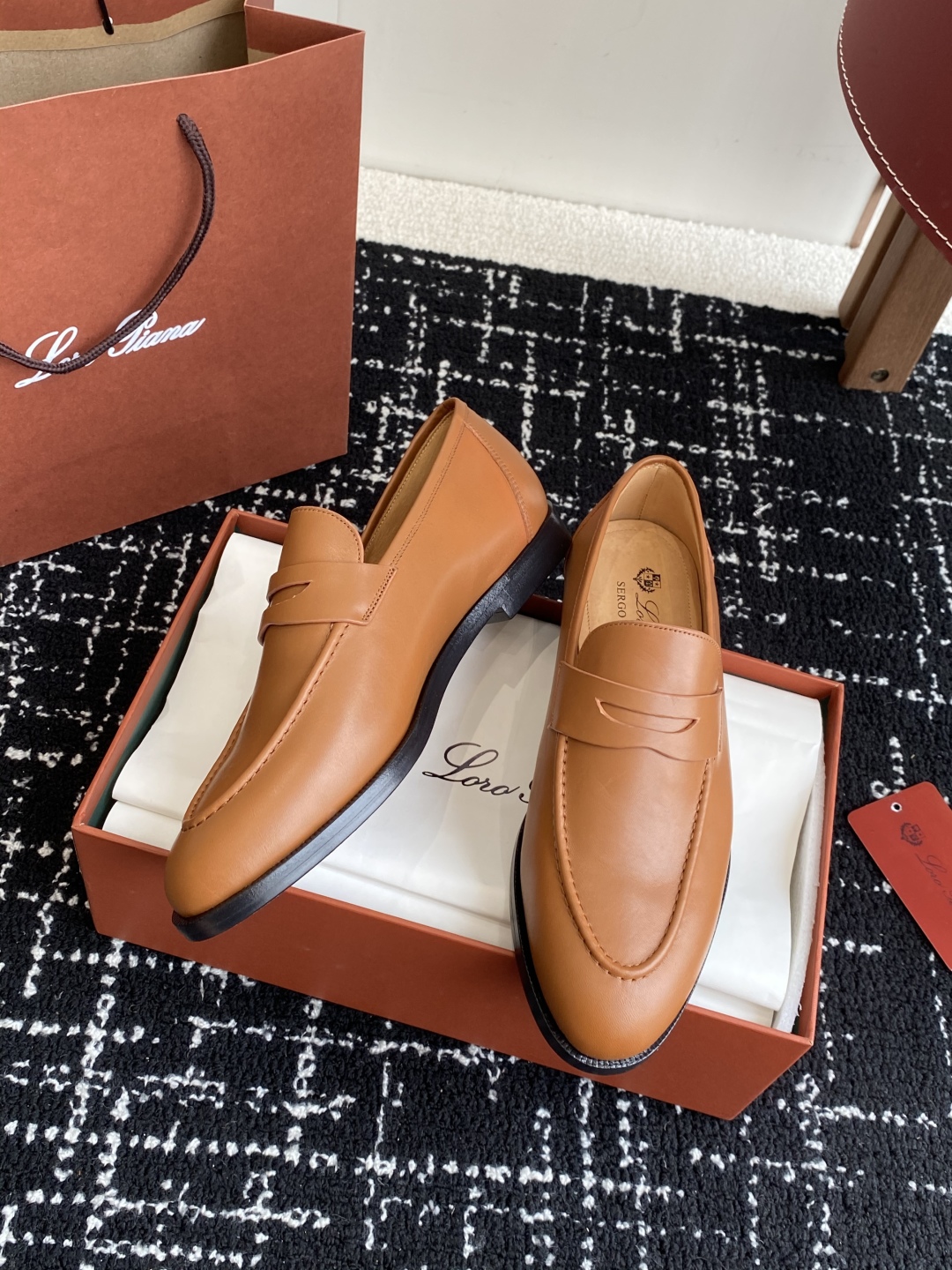 代购级
Loropiana 25ss 新款 经典高丝光羊京乐福皮鞋

LP一直是以好穿舒适为主的设计风格