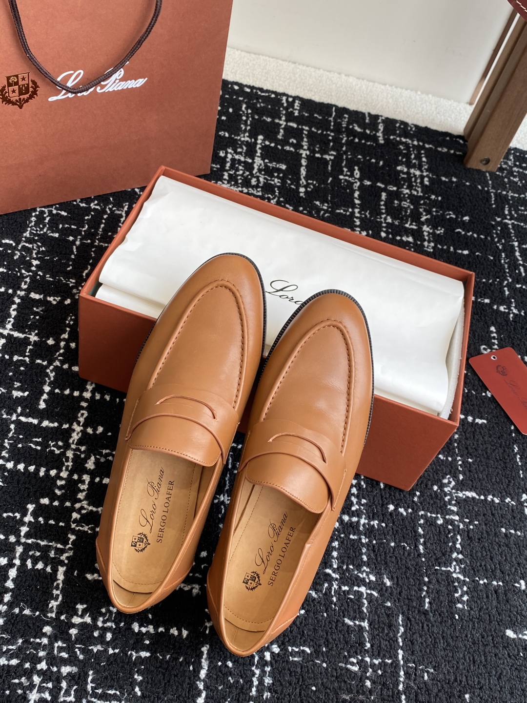 代购级
Loropiana 25ss 新款 经典高丝光羊京乐福皮鞋

LP一直是以好穿舒适为主的设计风格