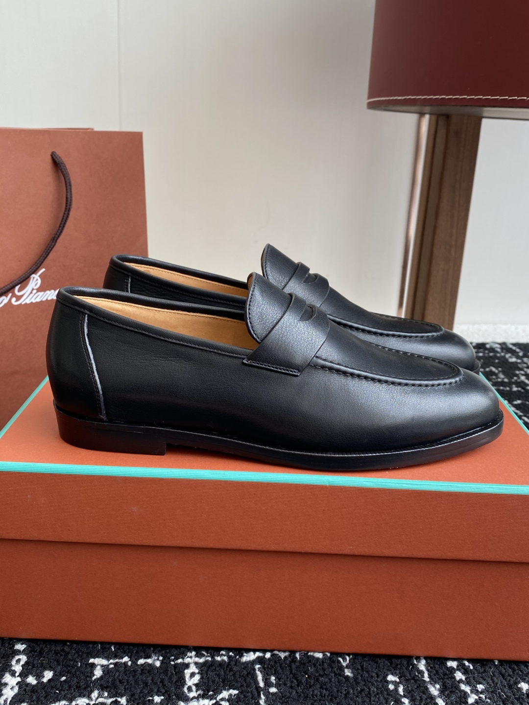 代购级
Loropiana 25ss 新款 经典高丝光羊京乐福皮鞋

LP一直是以好穿舒适为主的设计风格