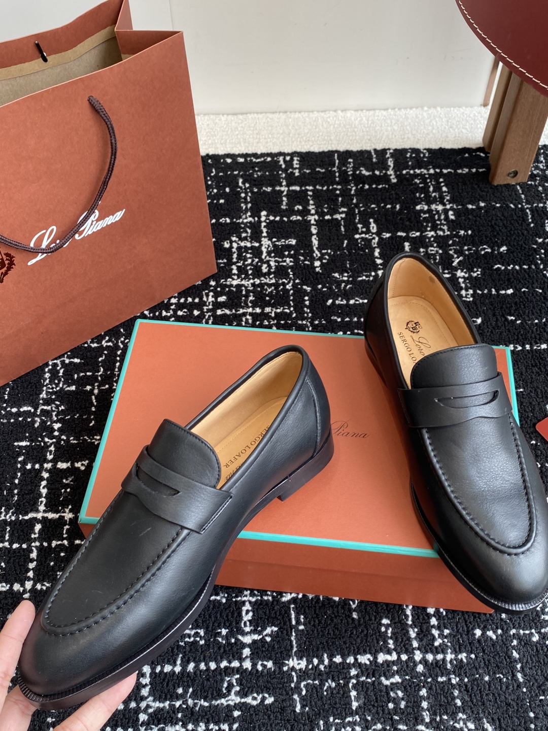 代购级
Loropiana 25ss 新款 经典高丝光羊京乐福皮鞋

LP一直是以好穿舒适为主的设计风格