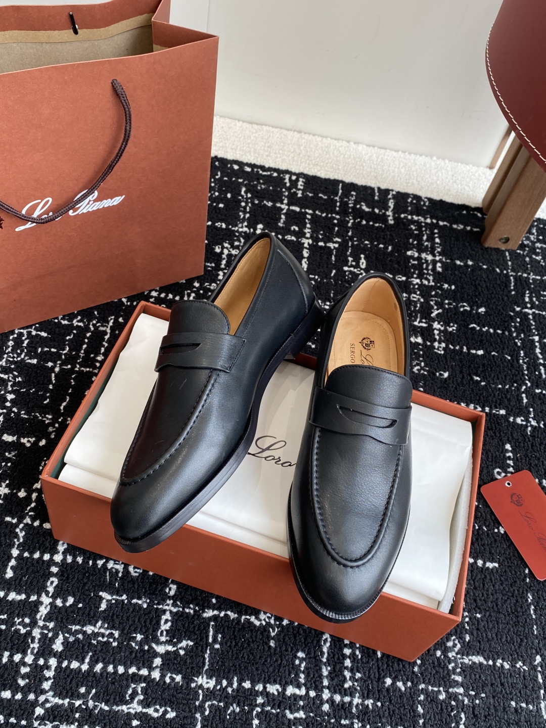代购级
Loropiana 25ss 新款 经典高丝光羊京乐福皮鞋

LP一直是以好穿舒适为主的设计风格