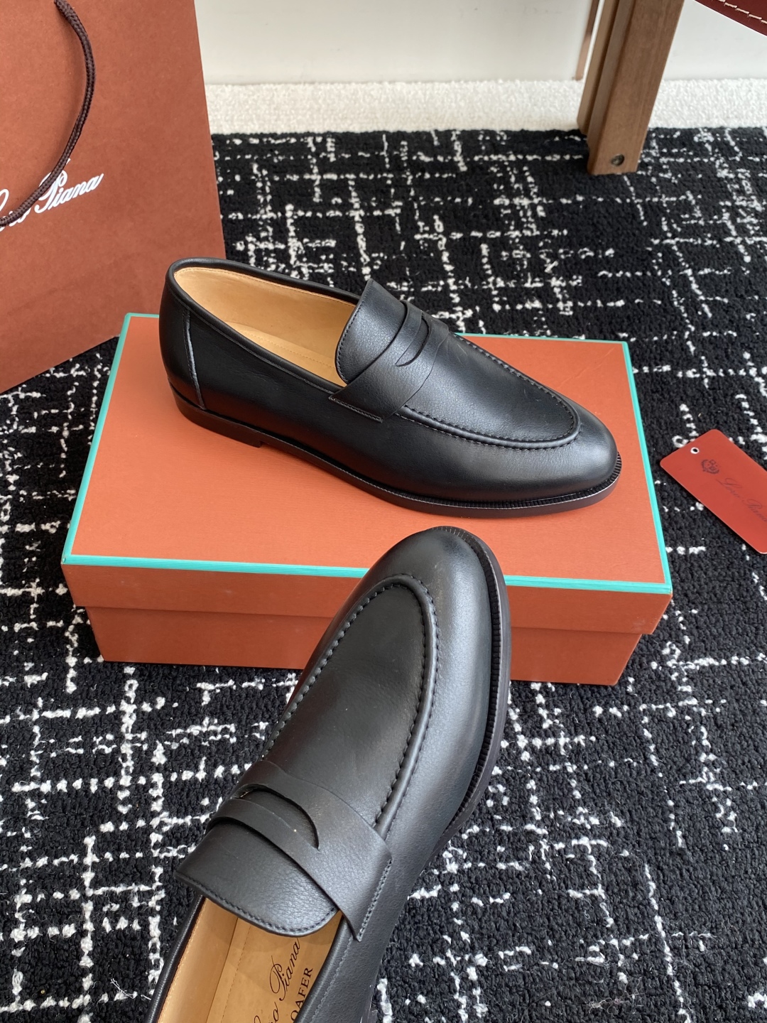 代购级
Loropiana 25ss 新款 经典高丝光羊京乐福皮鞋

LP一直是以好穿舒适为主的设计风格