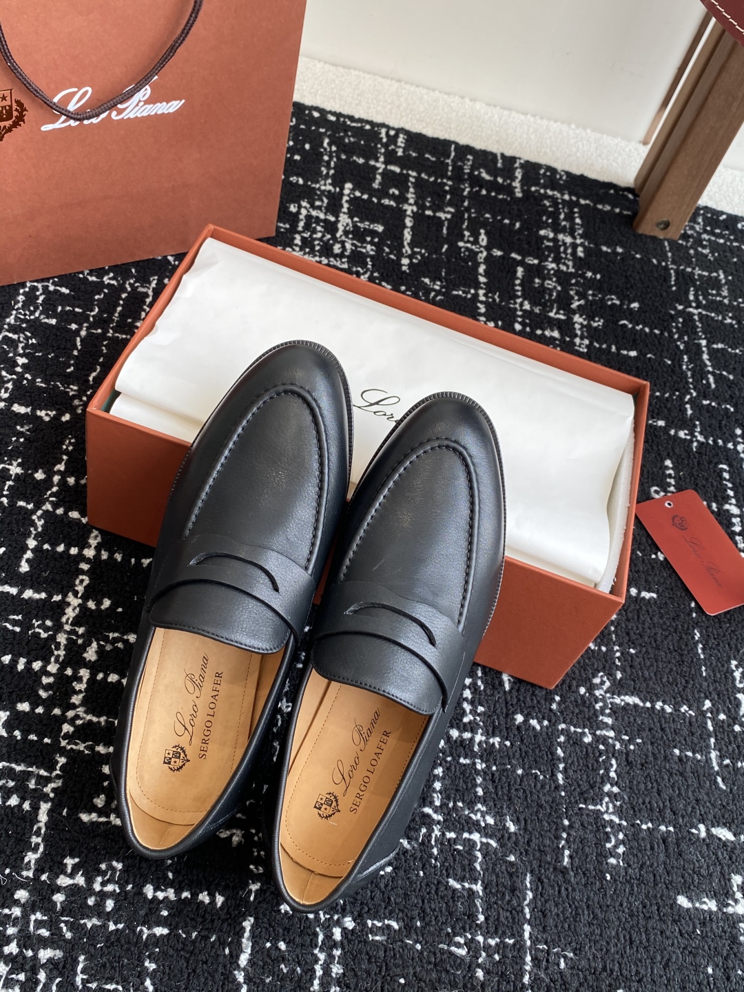 代购级
Loropiana 25ss 新款 经典高丝光羊京乐福皮鞋

LP一直是以好穿舒适为主的设计风格