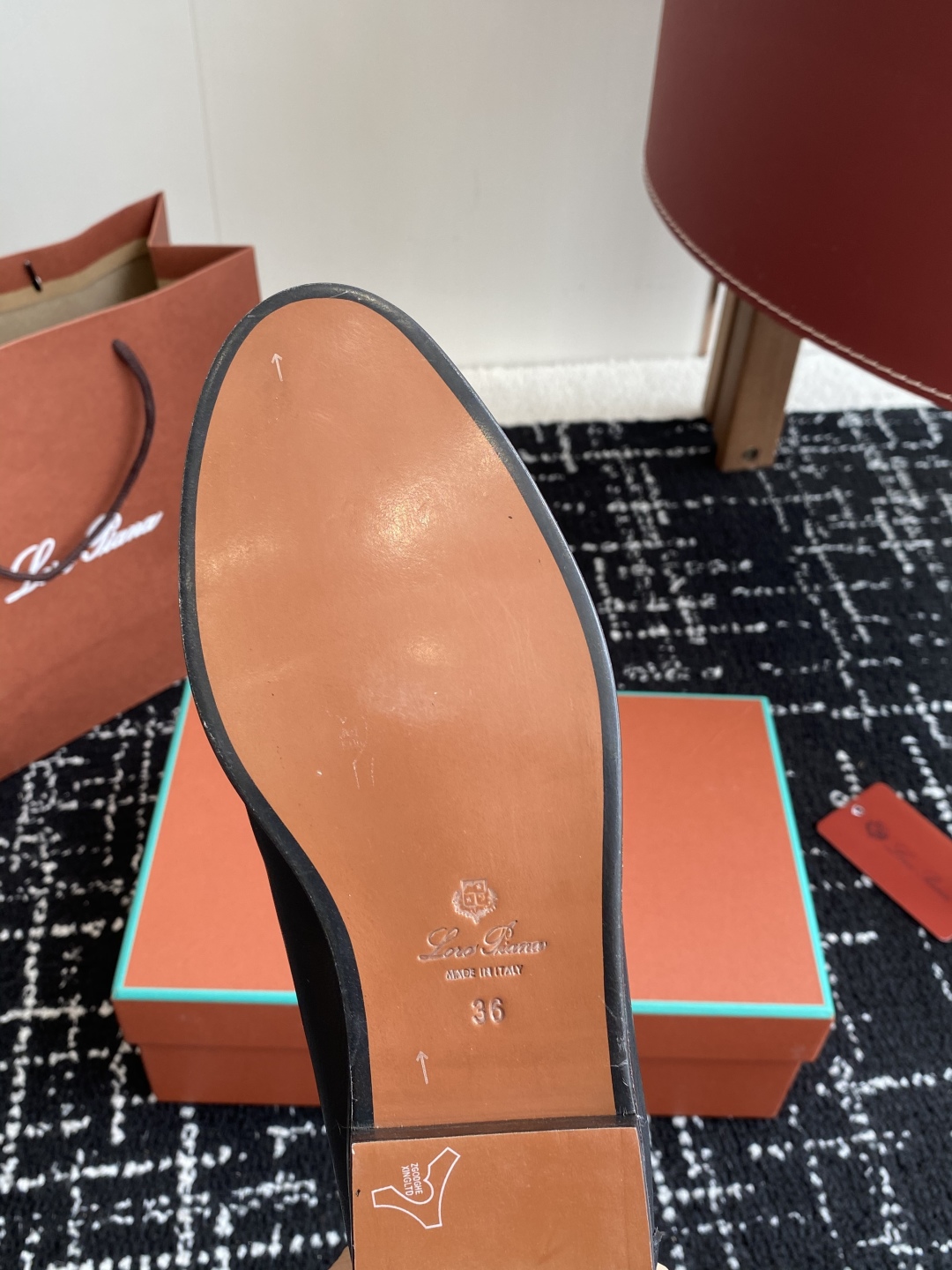 代购级
Loropiana 25ss 新款 经典高丝光羊京乐福皮鞋

LP一直是以好穿舒适为主的设计风格