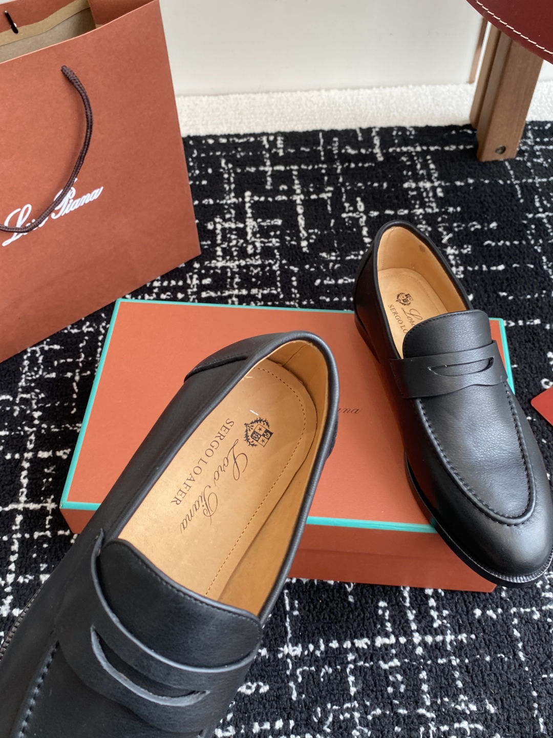 代购级
Loropiana 25ss 新款 经典高丝光羊京乐福皮鞋

LP一直是以好穿舒适为主的设计风格
