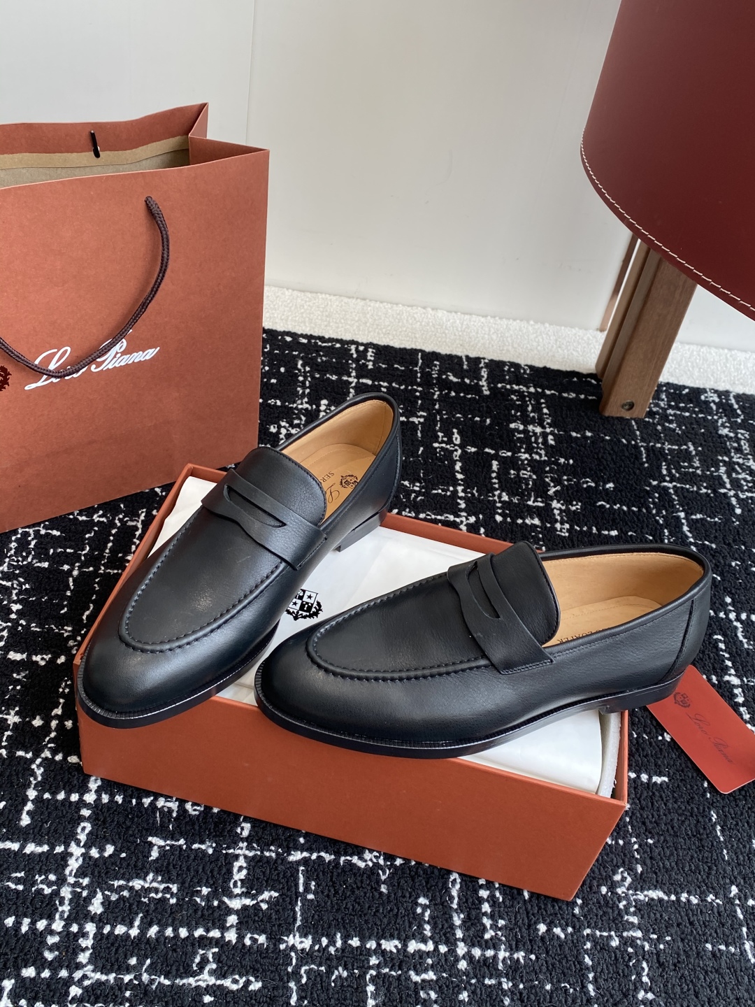 代购级
Loropiana 25ss 新款 经典高丝光羊京乐福皮鞋

LP一直是以好穿舒适为主的设计风格