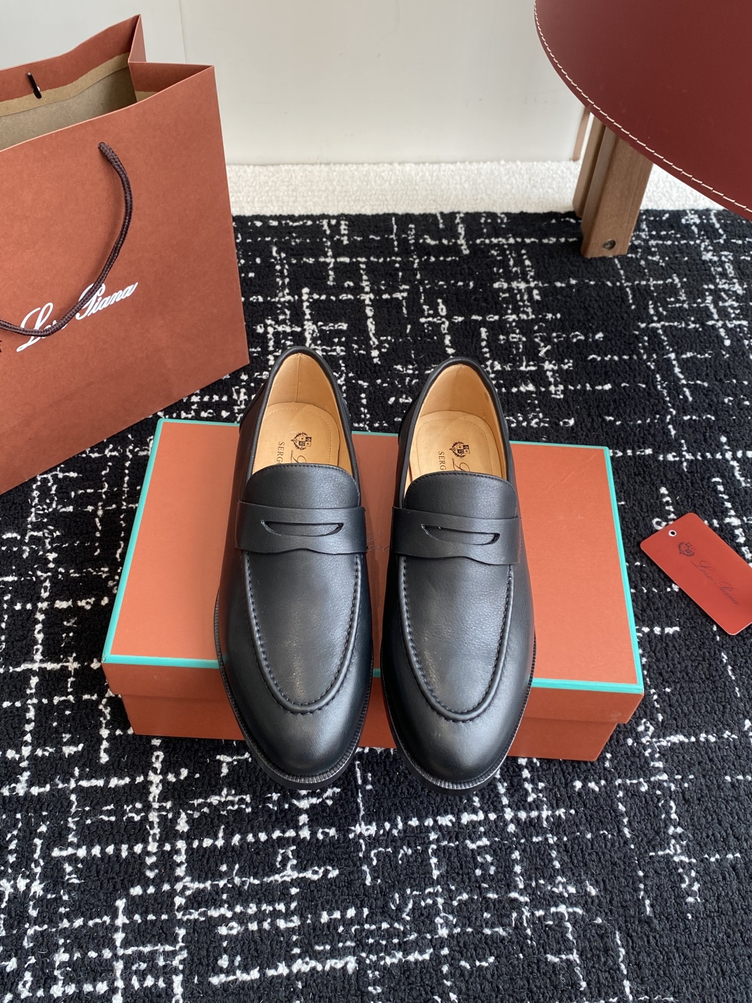代购级
Loropiana 25ss 新款 经典高丝光羊京乐福皮鞋

LP一直是以好穿舒适为主的设计风格