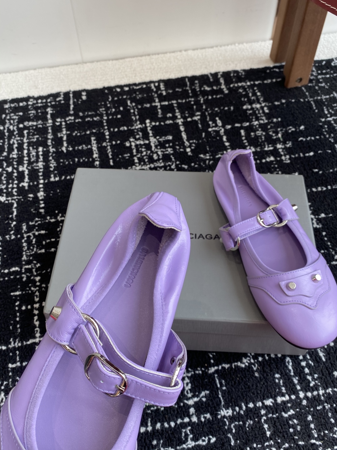 代购级
Balenciaga 25ss 早秋新款芭蕾舞鞋无愧是巴黎世家出的芭蕾鞋都满满的复古感！

这款