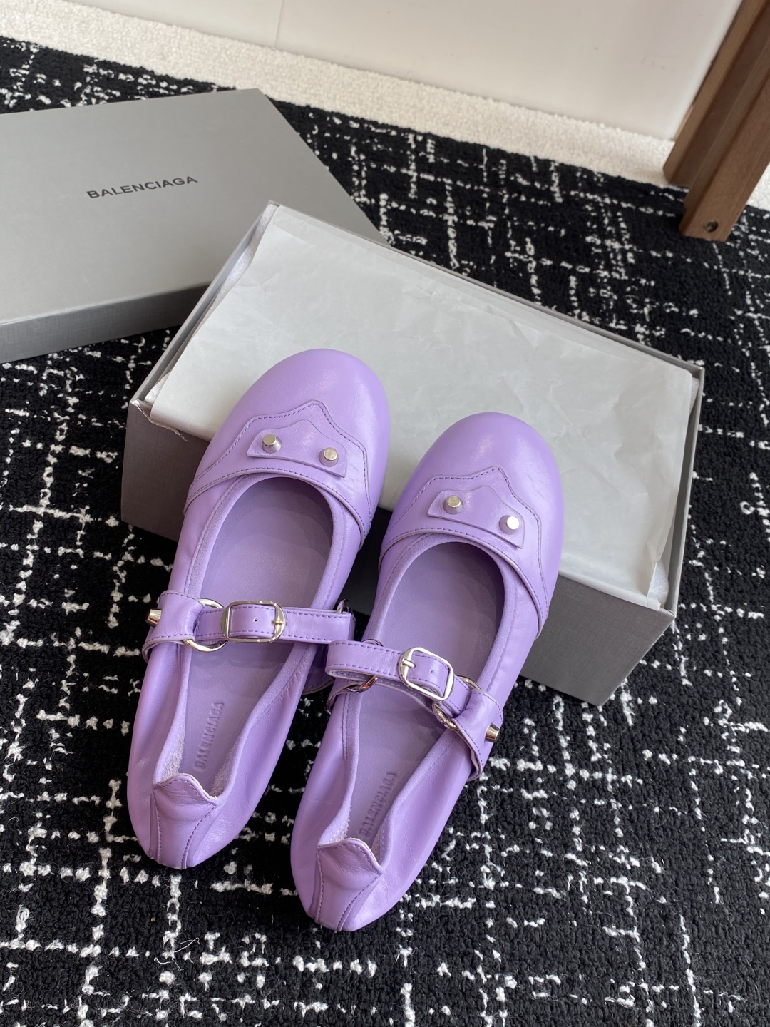 代购级
Balenciaga 25ss 早秋新款芭蕾舞鞋无愧是巴黎世家出的芭蕾鞋都满满的复古感！

这款