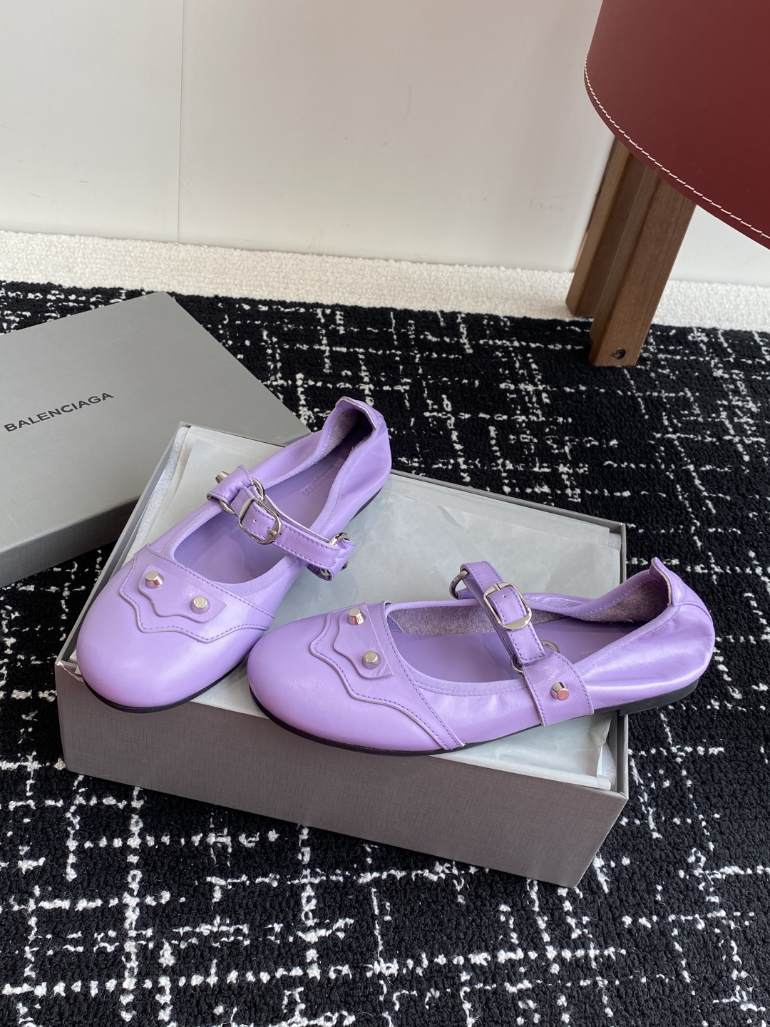 代购级
Balenciaga 25ss 早秋新款芭蕾舞鞋无愧是巴黎世家出的芭蕾鞋都满满的复古感！

这款