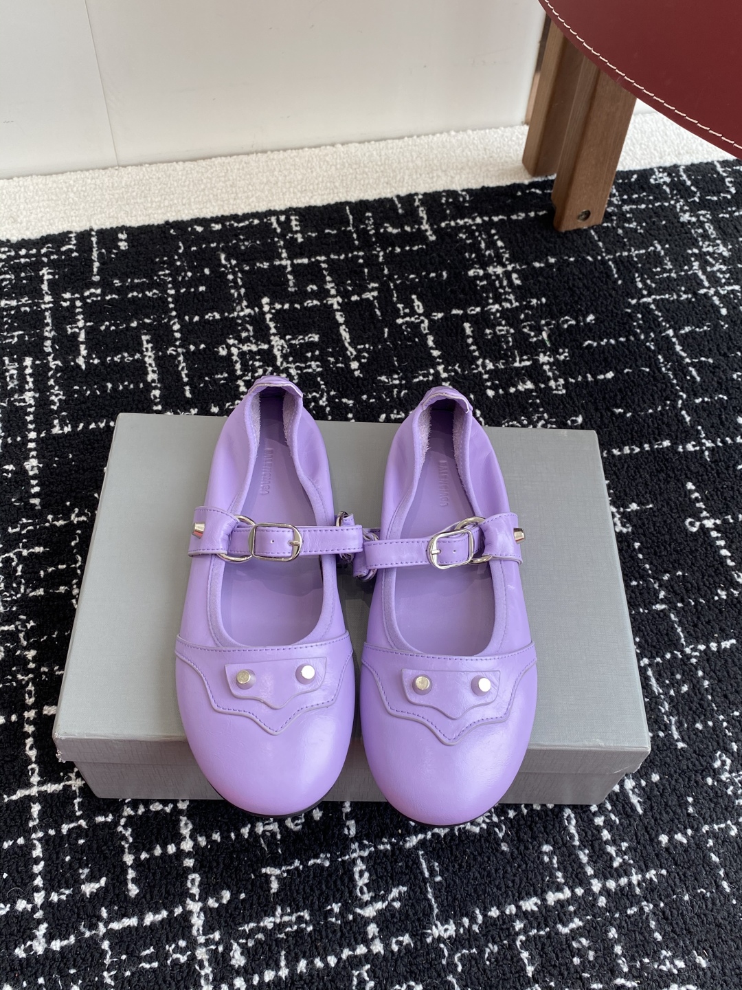 代购级
Balenciaga 25ss 早秋新款芭蕾舞鞋无愧是巴黎世家出的芭蕾鞋都满满的复古感！

这款