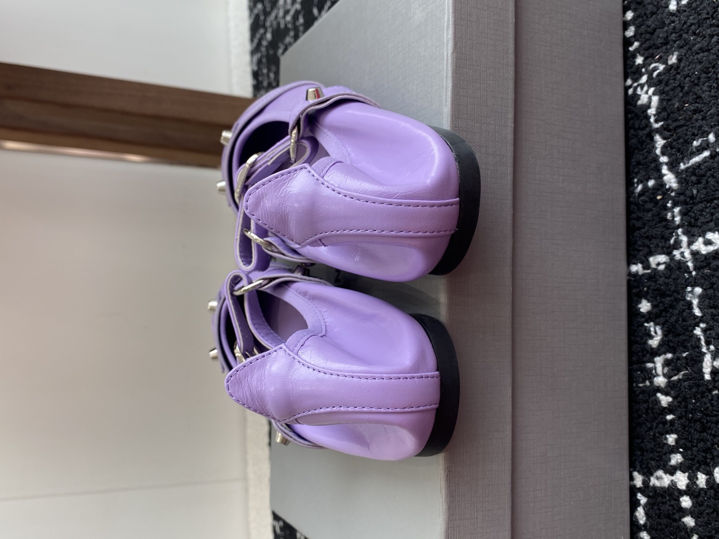 代购级
Balenciaga 25ss 早秋新款芭蕾舞鞋无愧是巴黎世家出的芭蕾鞋都满满的复古感！

这款