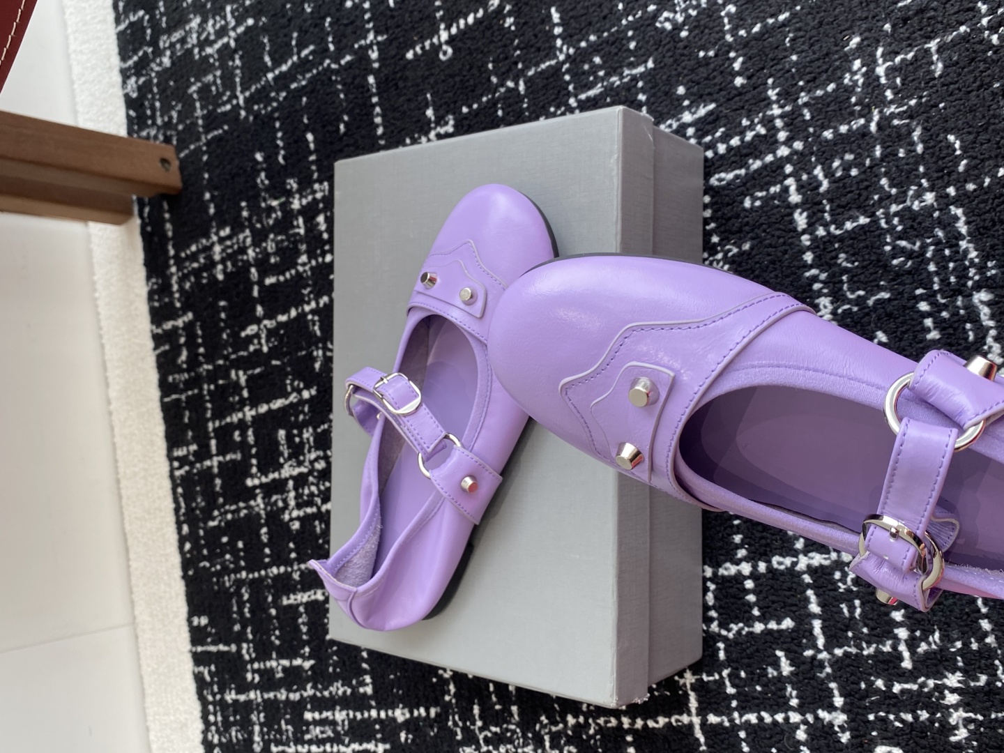 代购级
Balenciaga 25ss 早秋新款芭蕾舞鞋无愧是巴黎世家出的芭蕾鞋都满满的复古感！

这款