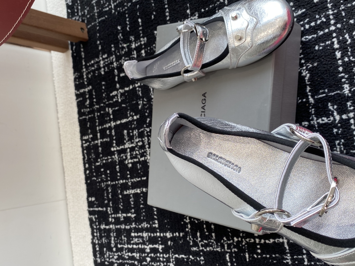 代购级
Balenciaga 25ss 早秋新款芭蕾舞鞋无愧是巴黎世家出的芭蕾鞋都满满的复古感！

这款