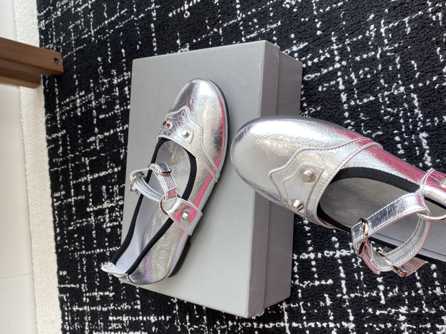 代购级
Balenciaga 25ss 早秋新款芭蕾舞鞋无愧是巴黎世家出的芭蕾鞋都满满的复古感！

这款