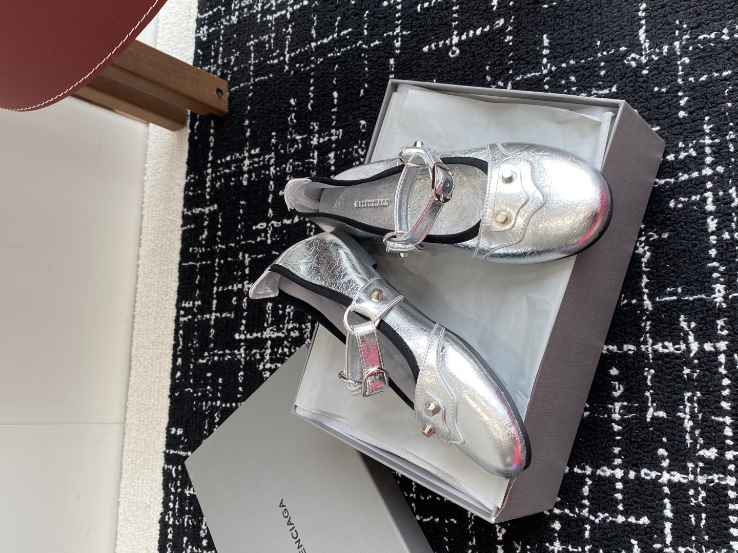 代购级
Balenciaga 25ss 早秋新款芭蕾舞鞋无愧是巴黎世家出的芭蕾鞋都满满的复古感！

这款