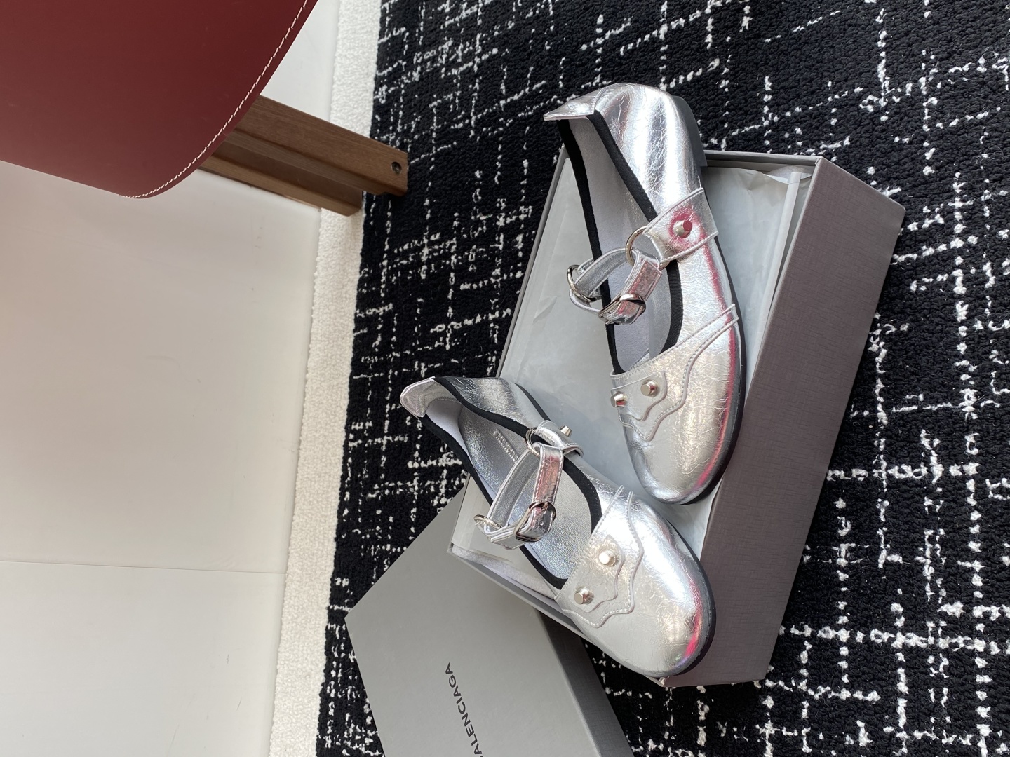 代购级
Balenciaga 25ss 早秋新款芭蕾舞鞋无愧是巴黎世家出的芭蕾鞋都满满的复古感！

这款