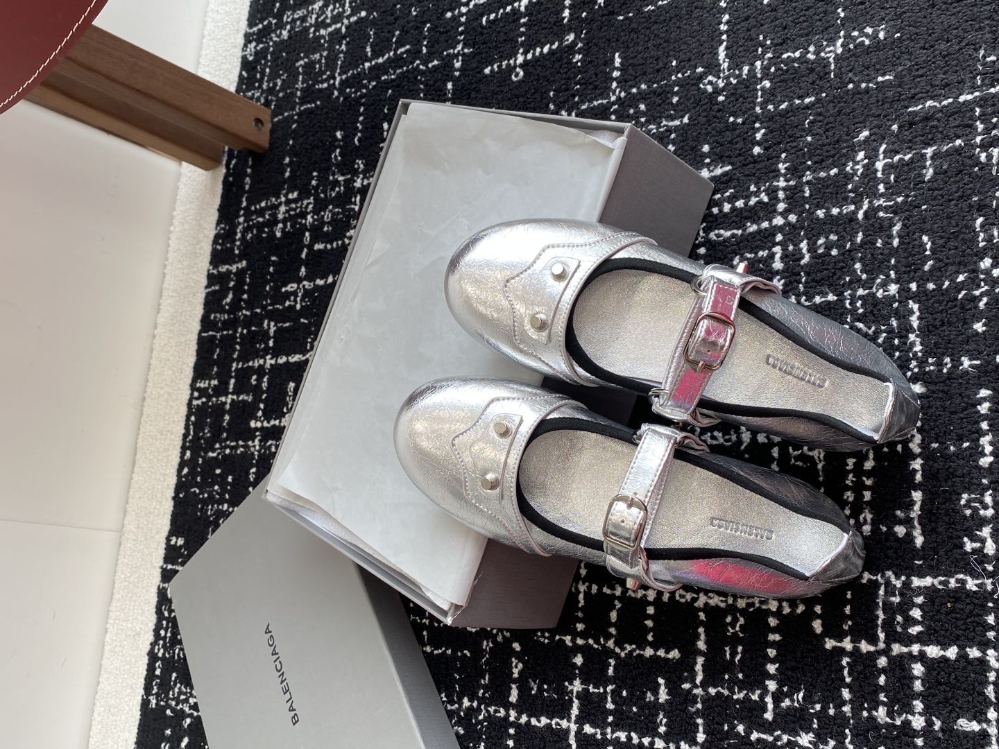 代购级
Balenciaga 25ss 早秋新款芭蕾舞鞋无愧是巴黎世家出的芭蕾鞋都满满的复古感！

这款