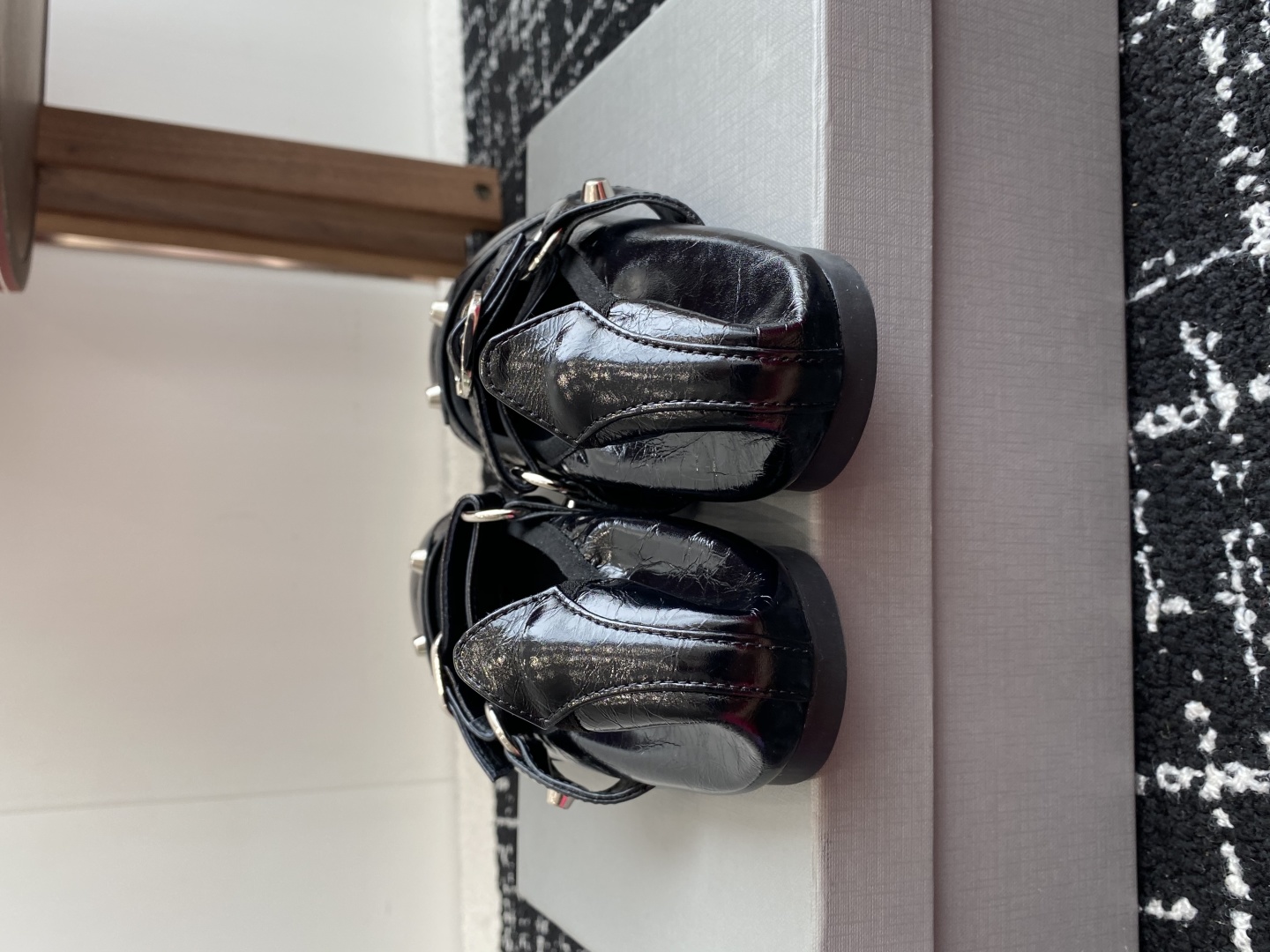 代购级
Balenciaga 25ss 早秋新款芭蕾舞鞋无愧是巴黎世家出的芭蕾鞋都满满的复古感！

这款