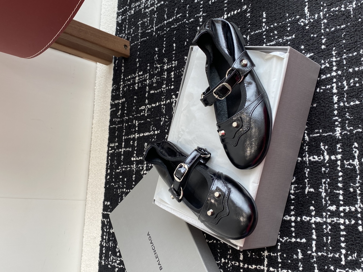代购级
Balenciaga 25ss 早秋新款芭蕾舞鞋无愧是巴黎世家出的芭蕾鞋都满满的复古感！

这款
