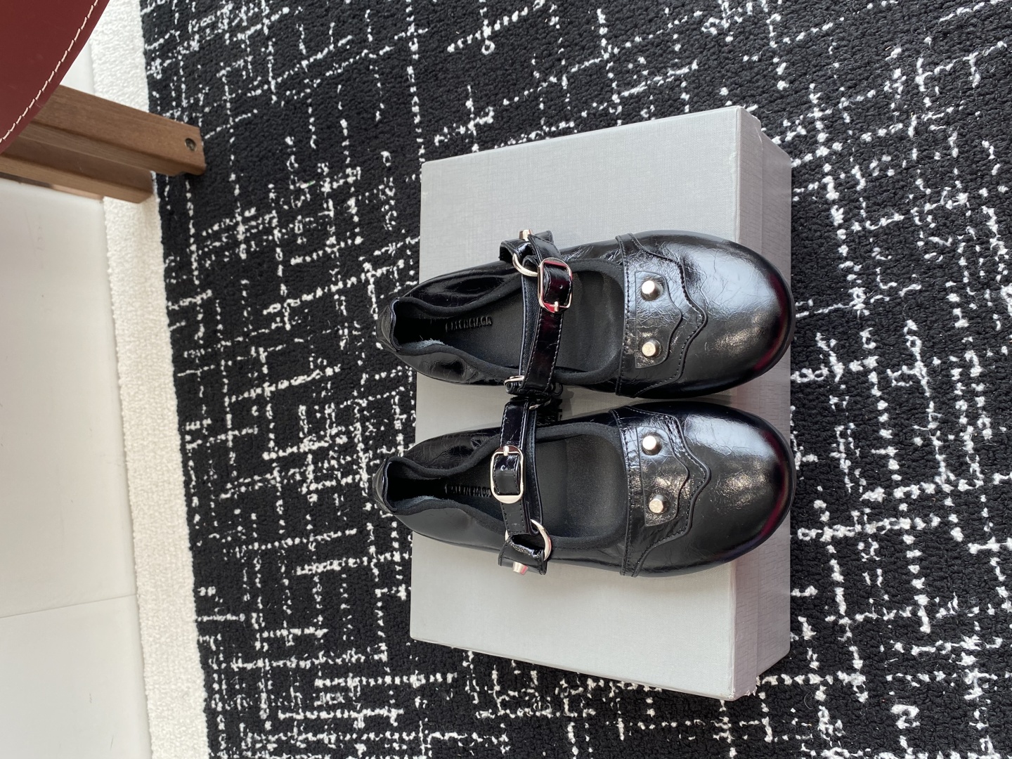 代购级
Balenciaga 25ss 早秋新款芭蕾舞鞋无愧是巴黎世家出的芭蕾鞋都满满的复古感！

这款