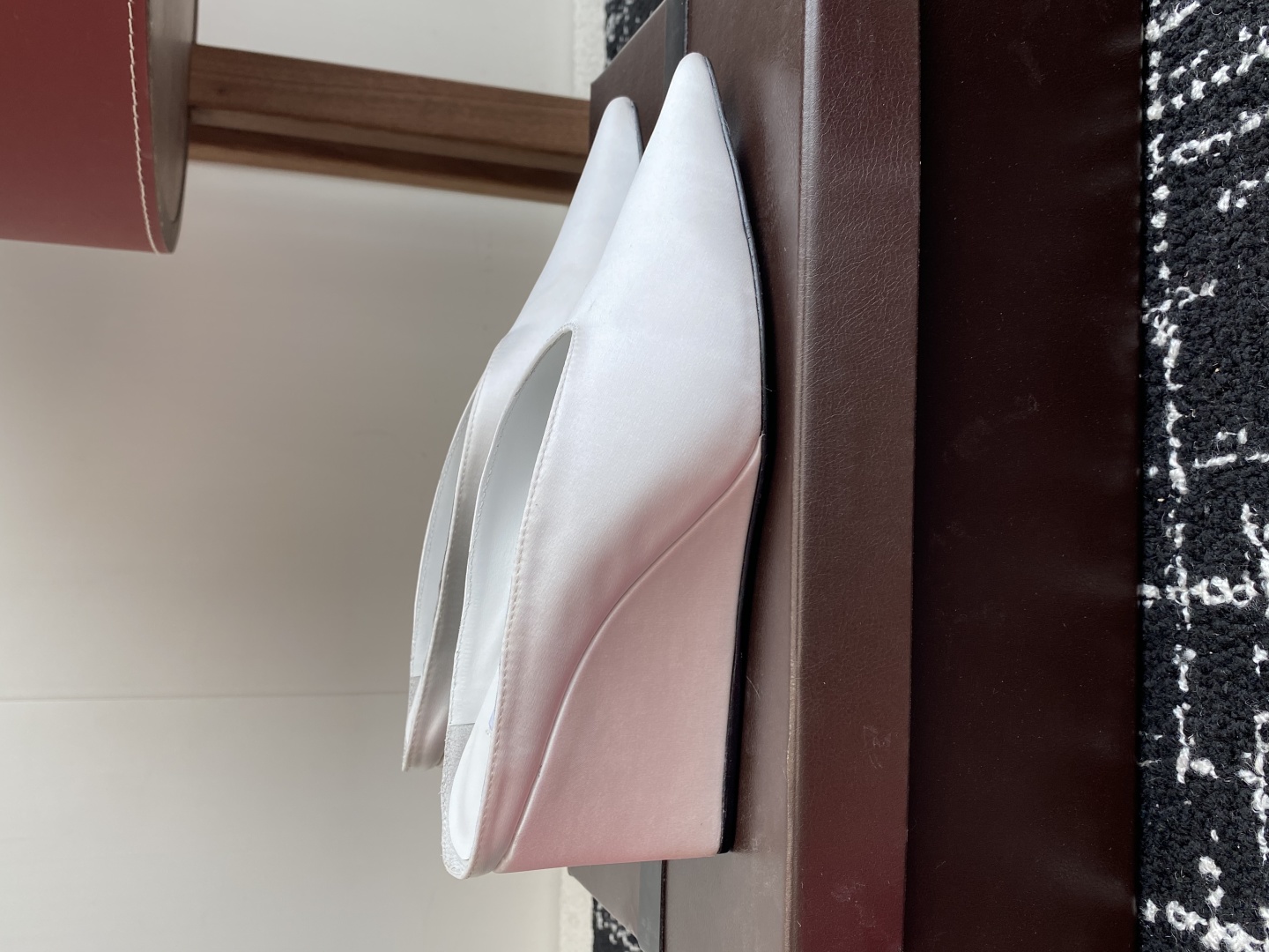 代购级
ALAÏA 25ss 春夏季新款 超有气质的 坡跟 真丝鞋 最近超火的一款尖头鞋

ALAÏA|